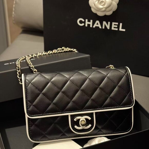 Classic CHANEL Bag: A Stylish and Versatile Choice for Elegance - Picture 3 of 5